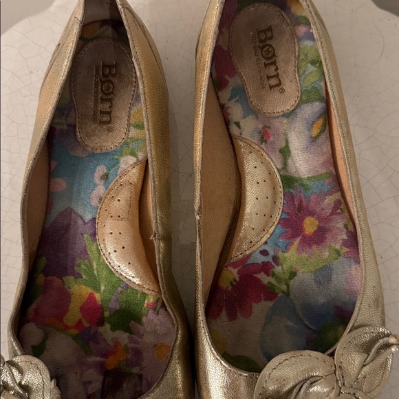 Born Women's Metallic Gold Leather Ballet Flats with Flower Accents Size 8.5 EUC - Picture 12 of 12